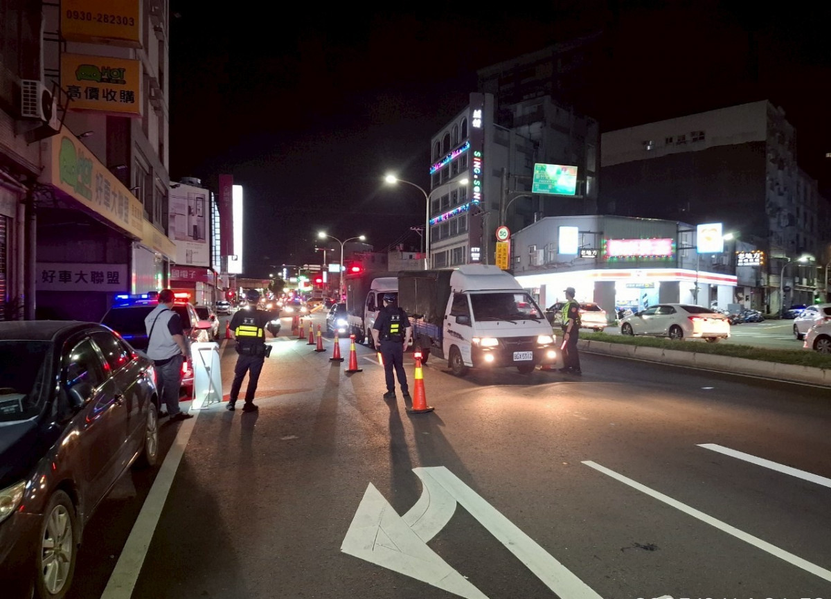環警監夜間聯合攔查。