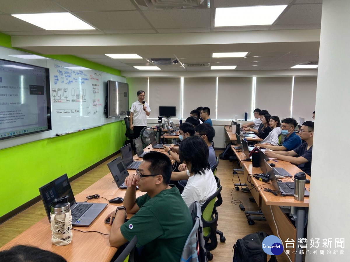桃竹苗分署「產業新尖兵」計畫協助15-29歲失待業青年補充重點產業專業技能，順利就業。