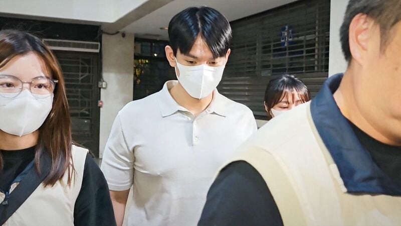 前經濟部綠能科技產業推動中心副執行長鄭亦麟(中)被控涉收賄遭羈押禁見。中央社