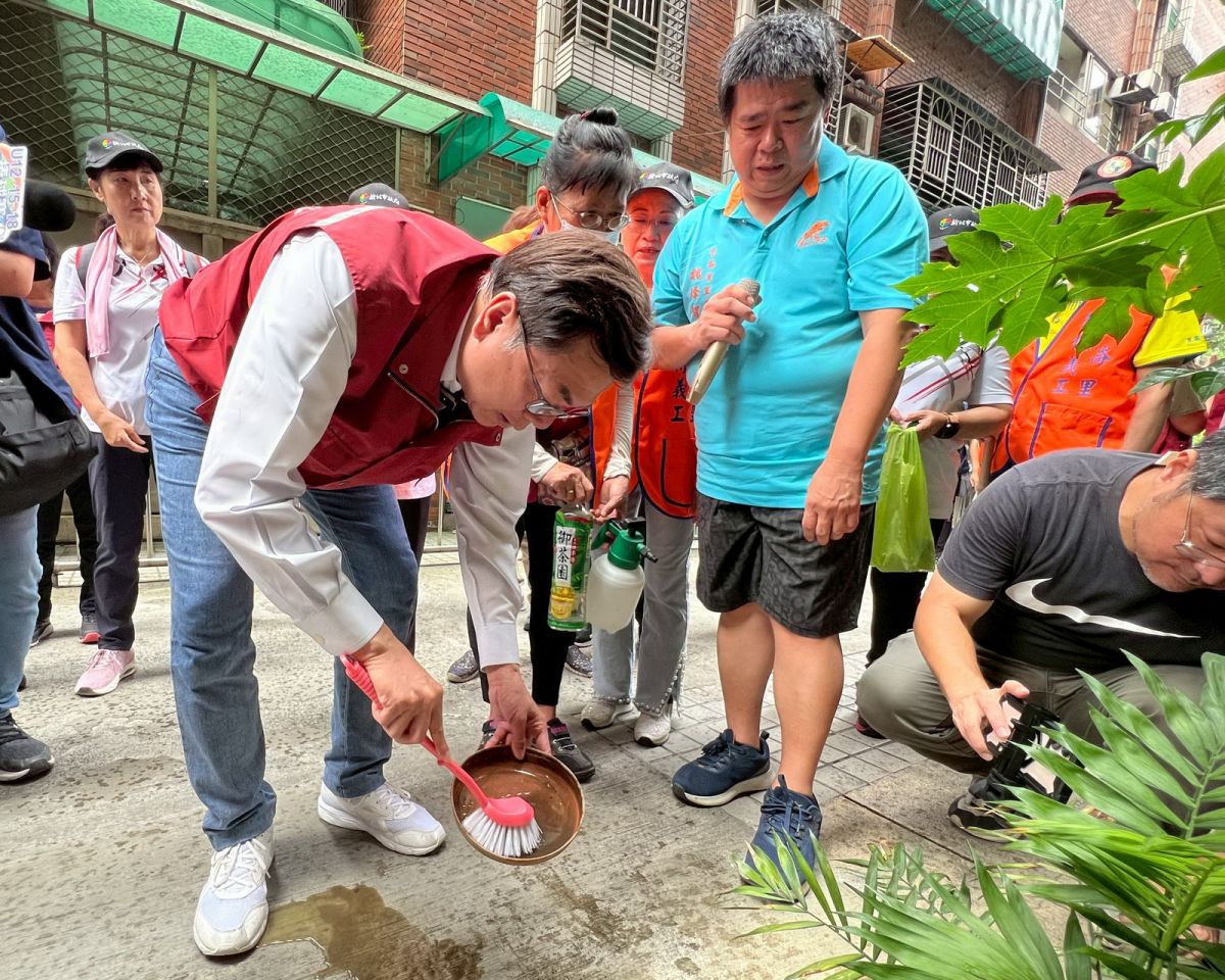 圖／副市長劉和然前往板橋區崑崙公園進行環境巡檢，對花盆底盤、儲水桶等周邊環境隱藏性容器進行巡倒清刷，清除孳生源。（新北市政府衛生局提供）