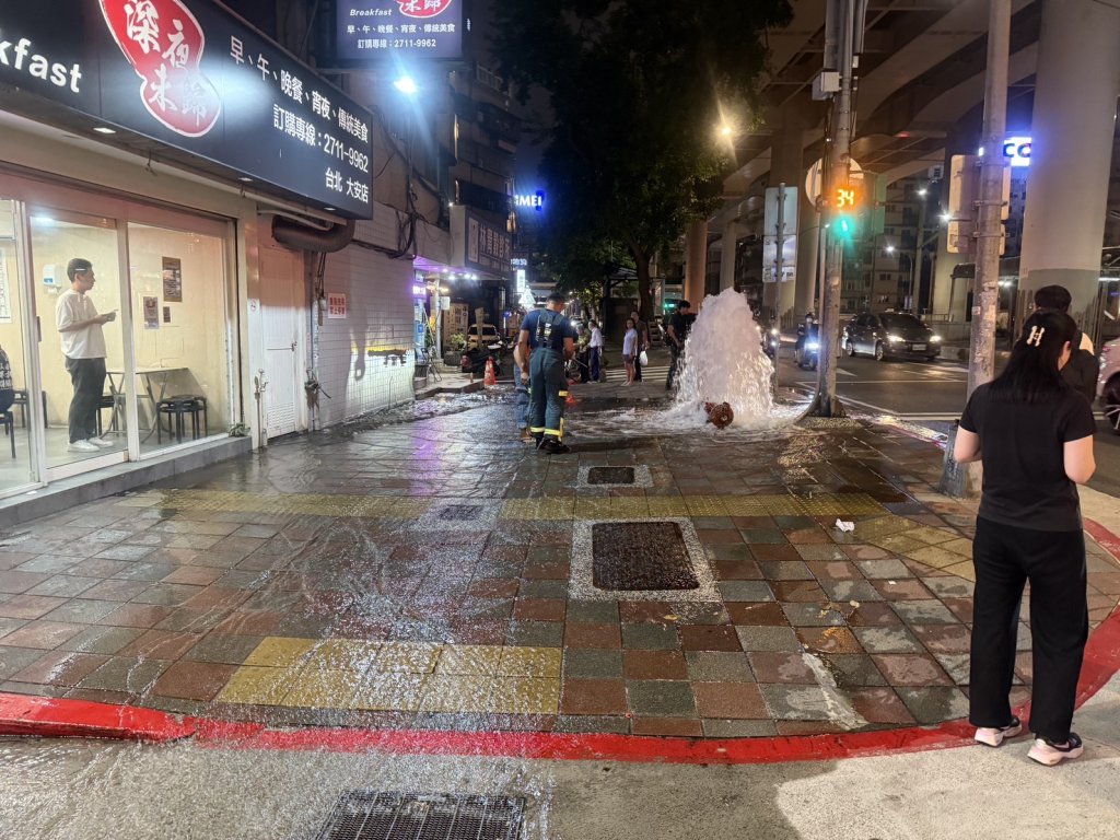 「東區水樂園」?吊車駕駛撞斷消防栓 街頭噴水如湧泉