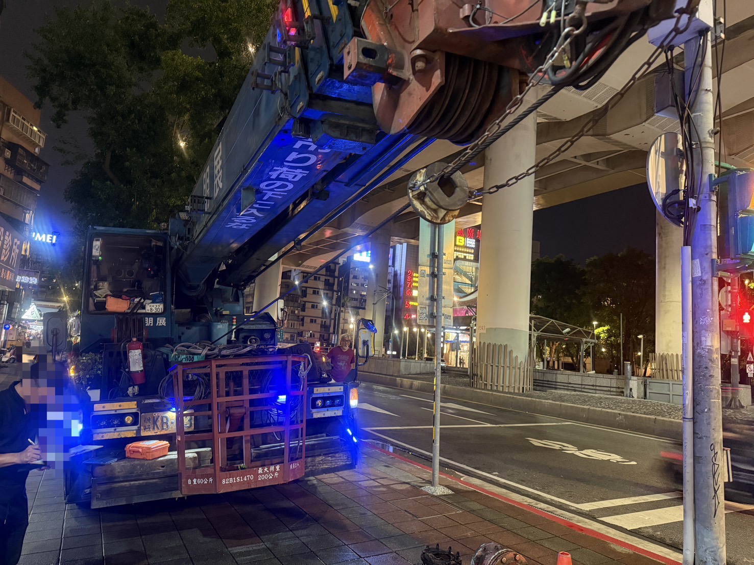 葉男駕駛的吊車。