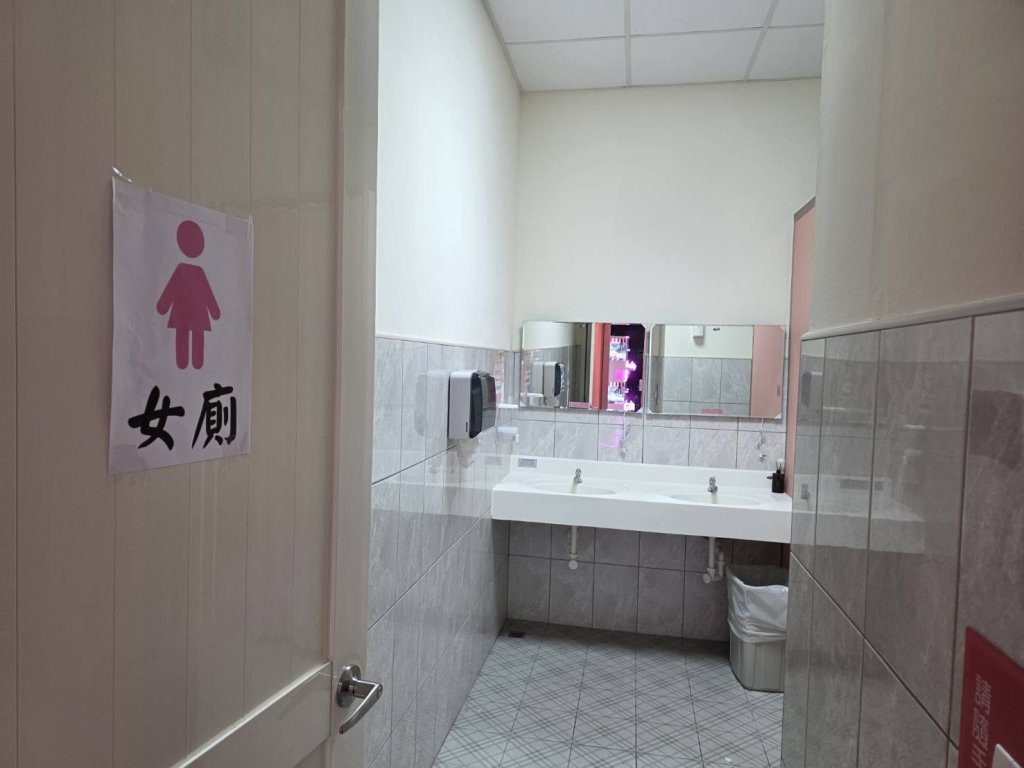 爆料／家樂福潮州新開幕超市沒女廁？-業者澄清：女廁維修以無障廁所暫代