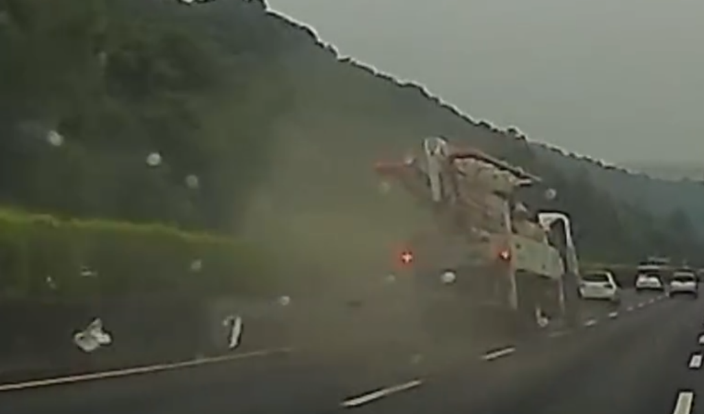 國道大貨車爆胎! 追撞1車釀1人受傷
