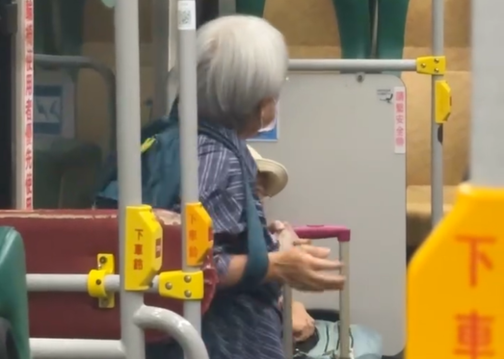 影／質疑客運沒停！女乘客上車大吵30分鐘　司機不滿遭恐嚇「解除契約」要求下車