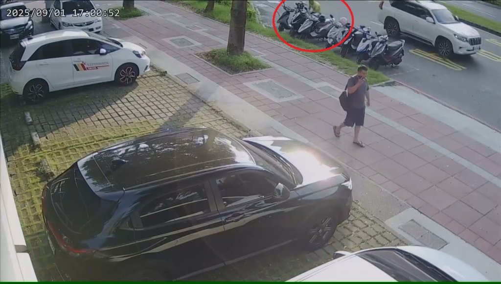 影／惡意推機車！男怒推「4輛如骨牌倒下」　被旁人發現急騎腳踏車逃