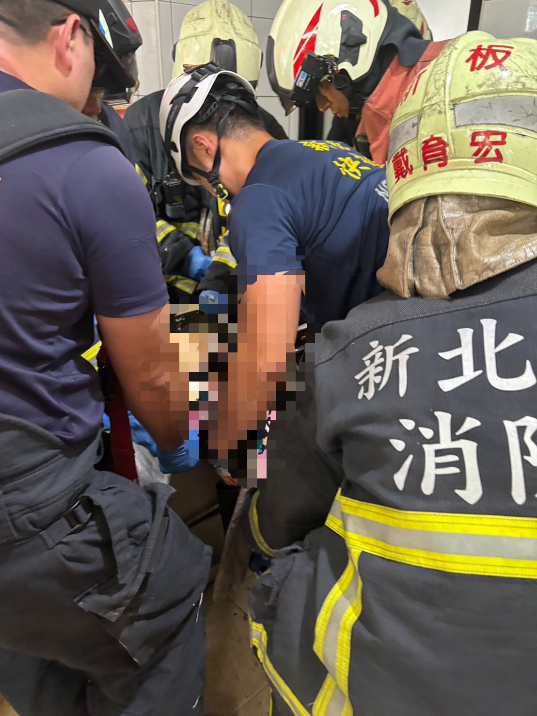 陳婦遭捲入攪拌機,又不幸被肉餡遮蓋面部口鼻,消防人員協助脫困時已無生命徵象。
