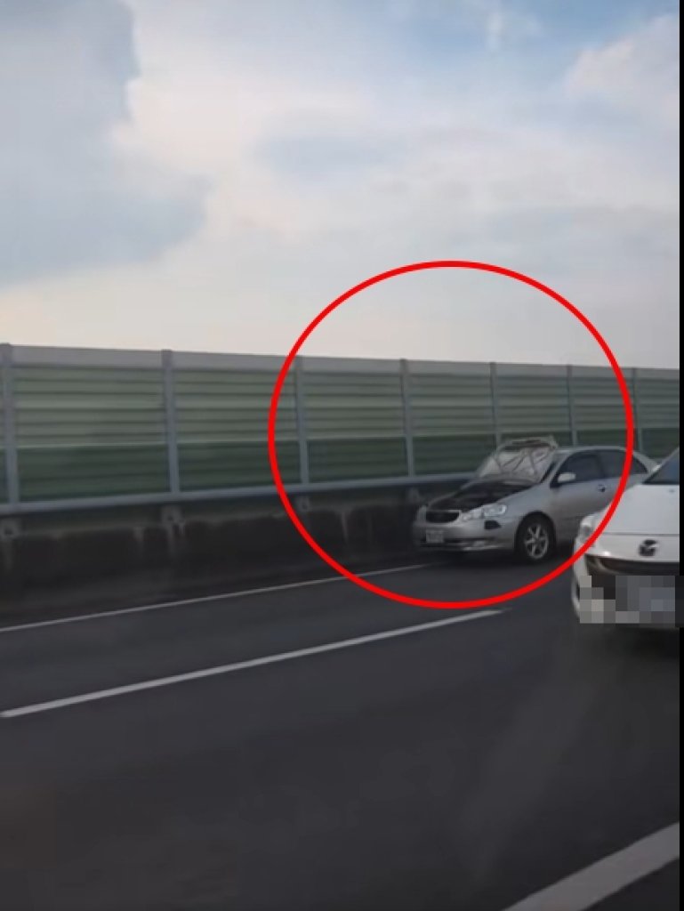 台74線驚險畫面!轎車引擎蓋突掀起 網友熱議「根本gta實景」