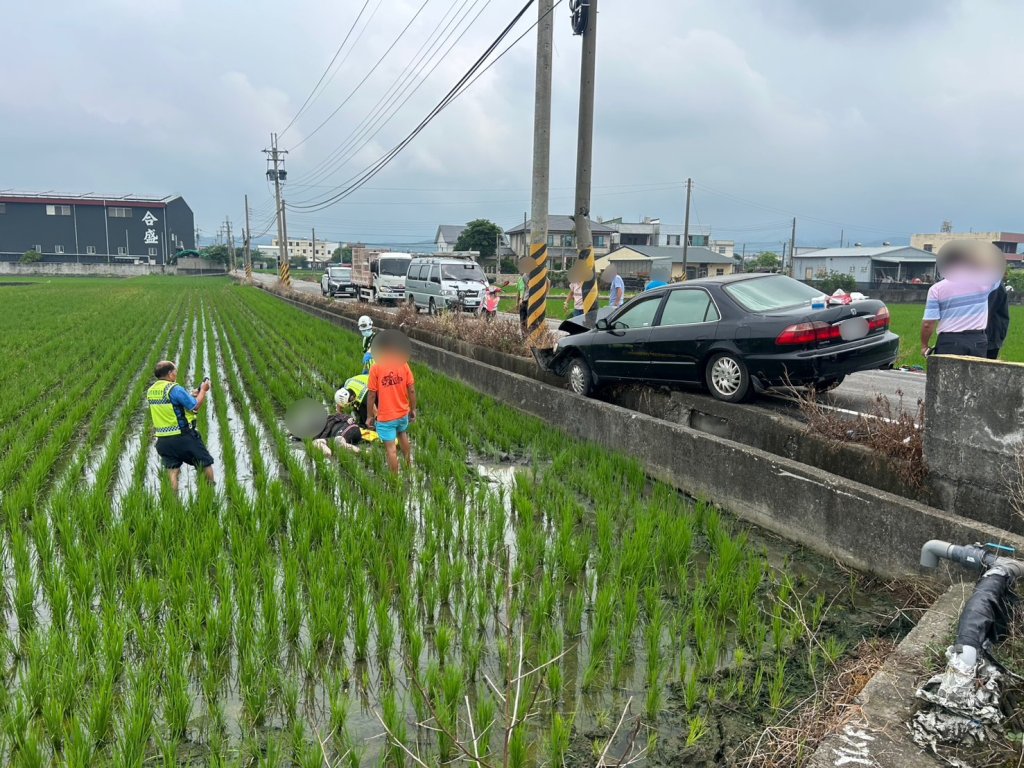 苗栗苑裡轎車撞機車 女騎士撞飛掉落稻田釀3傷