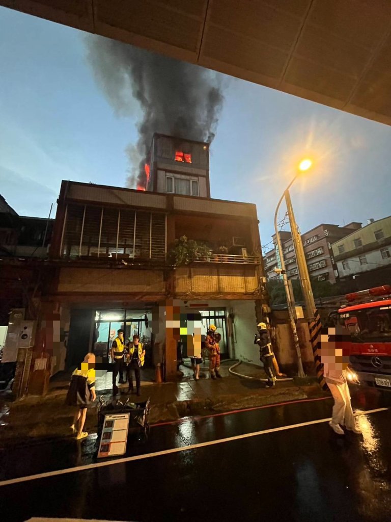 土城中央路火警! 4樓建築頂樓鐵皮加蓋冒出火煙