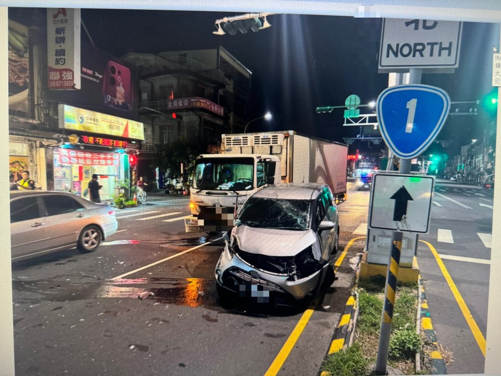 左轉不禮讓出事了!-轎車被直行貨車狠撞-車頭毀-撞擊畫面曝