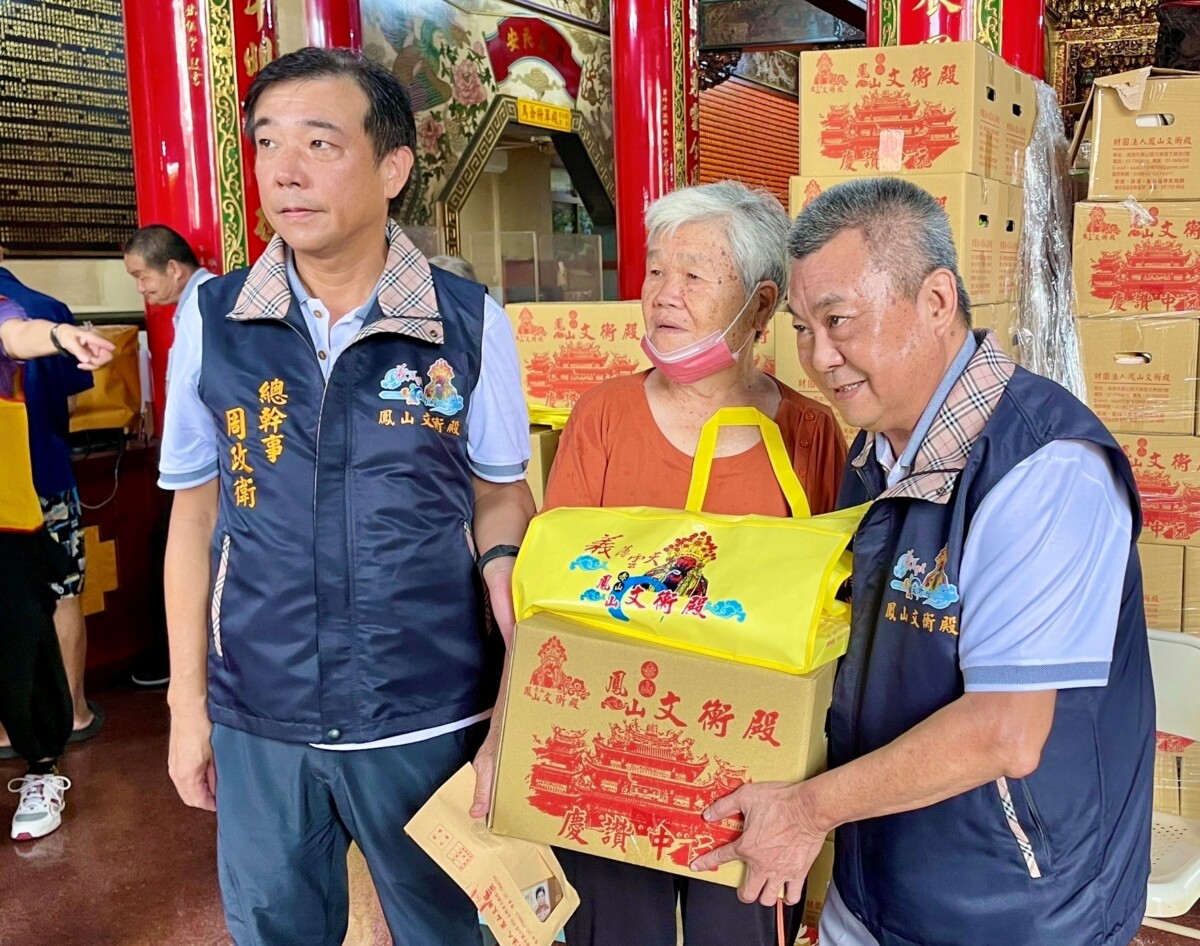 ▲新任董事長楊世忠匯集善心人士愛心製成「愛心禮盒」分享弱勢。(記者 李堂安 翻攝)