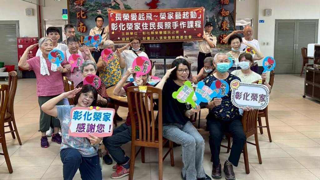 ▲為慶祝九三軍人節暨對日抗戰勝利80週年,彰化榮家2日特別邀請康寶玲老師蒞臨,帶領長輩們透過「剪紙」與「撕貼畫」的創意藝術活動,製作獨一無二的「迷彩風格手工扇」。(彰化榮家提供)