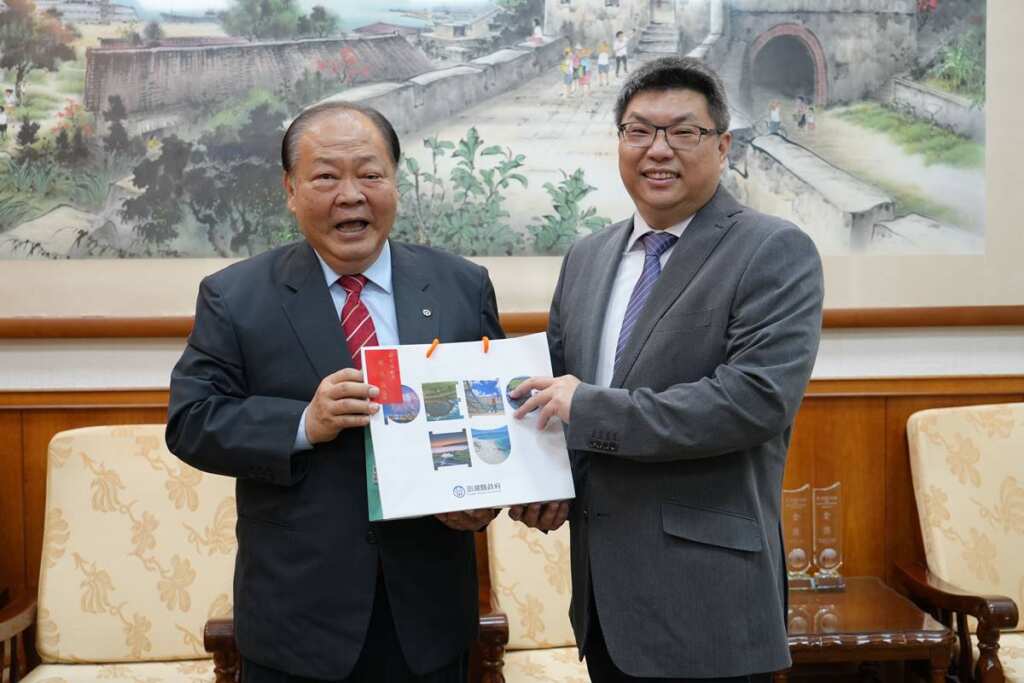 ▲澎湖地院新任院長楊智守拜會縣長陳光復,陳光復縣長致贈「世界最美麗海灣」畫冊。