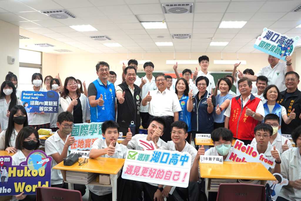 ▲新竹縣長楊文科今天視察湖口高中，與AI實驗班學生互動。