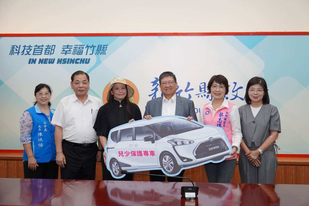 ▲縣府獲贈首部兒少保護專車。