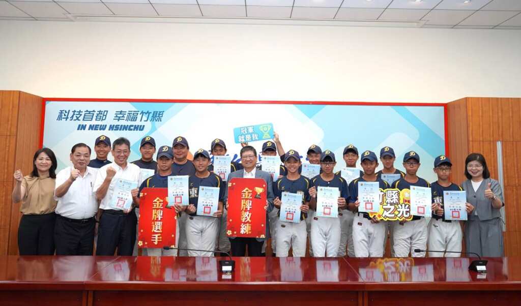 ▲新竹縣長楊文科今日於主管會報中表揚東興國中的棒球小將們。