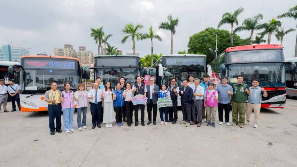 桃園市長張善政前往桃園區,出席「桃園市電動公車啟用典禮」。