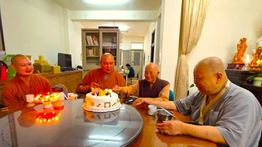 午齋後唱生日快樂歌。左起為頓澈法師、住持長定法師、明聖與慧璨長老尼。(圖/陳惠玲拍攝)