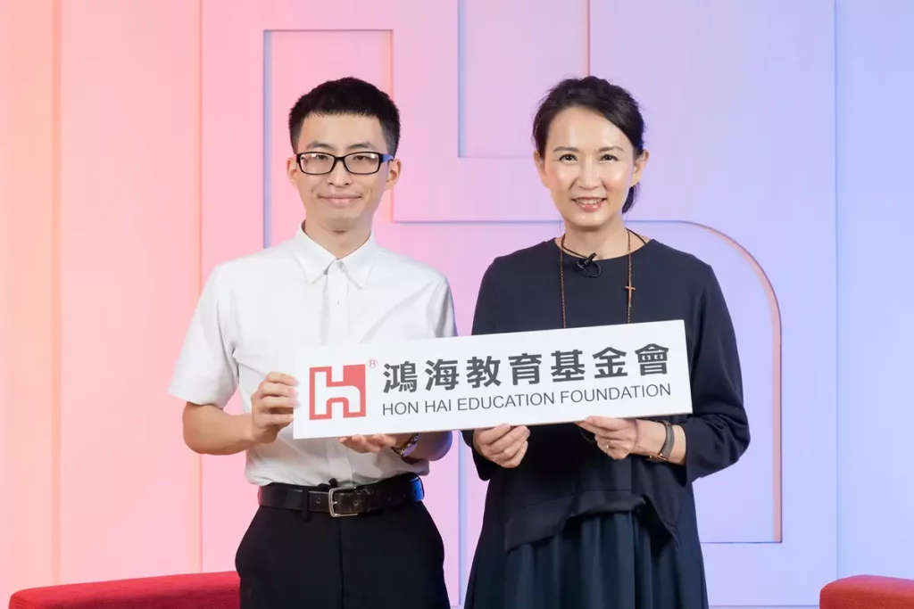 第八屆得主廷宇受邀參與專訪,與鴻海教育基金會執行長汪用和合影。