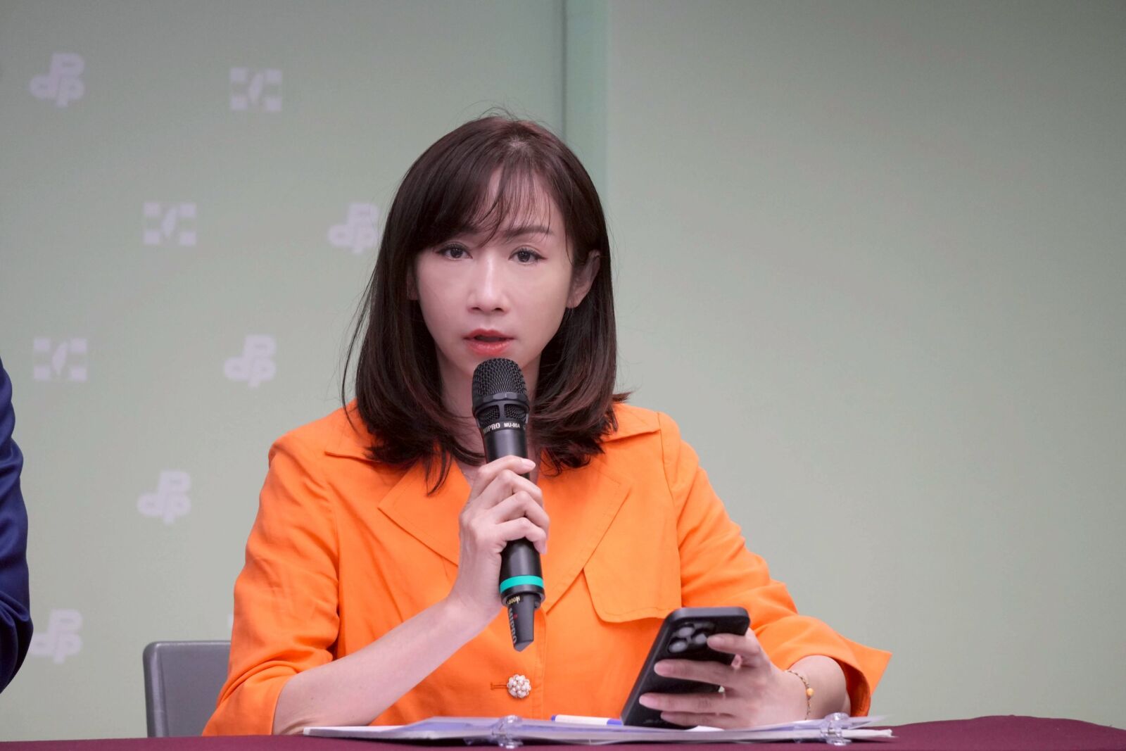 黃國昌衝撞警察致7傷 顏若芳、許淑華轟:首都市長格局全失 208 黃國昌衝撞警察致7傷 顏若芳、許淑華轟:首都市長格局全失 207