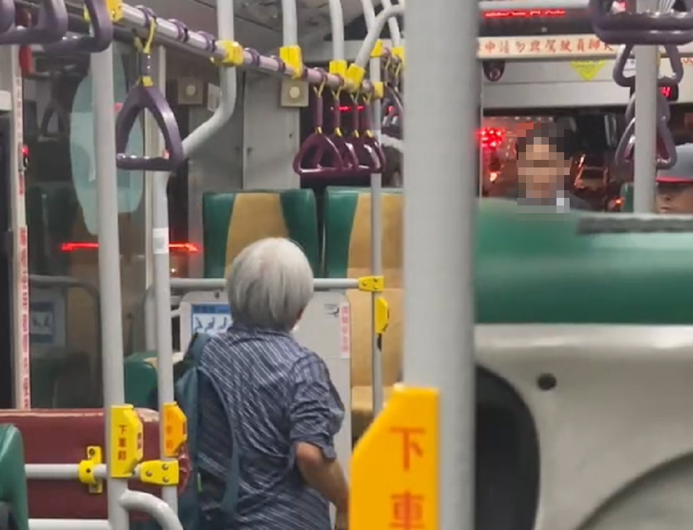 【有片】龍潭7旬婦搭公車暴怒 與司機吵架場面超火爆 6654444getg