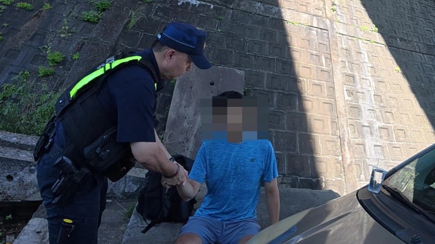 ▲臺北市政府警察局保安警察大隊第三中隊楊守滄小隊長,按壓王姓男子穴道協助舒緩症狀,協助送醫。