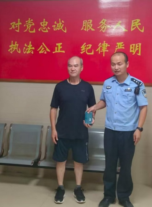 ▲馬祖鄉親陳天利感謝黃岐派出所員警高效協助尋回手機。