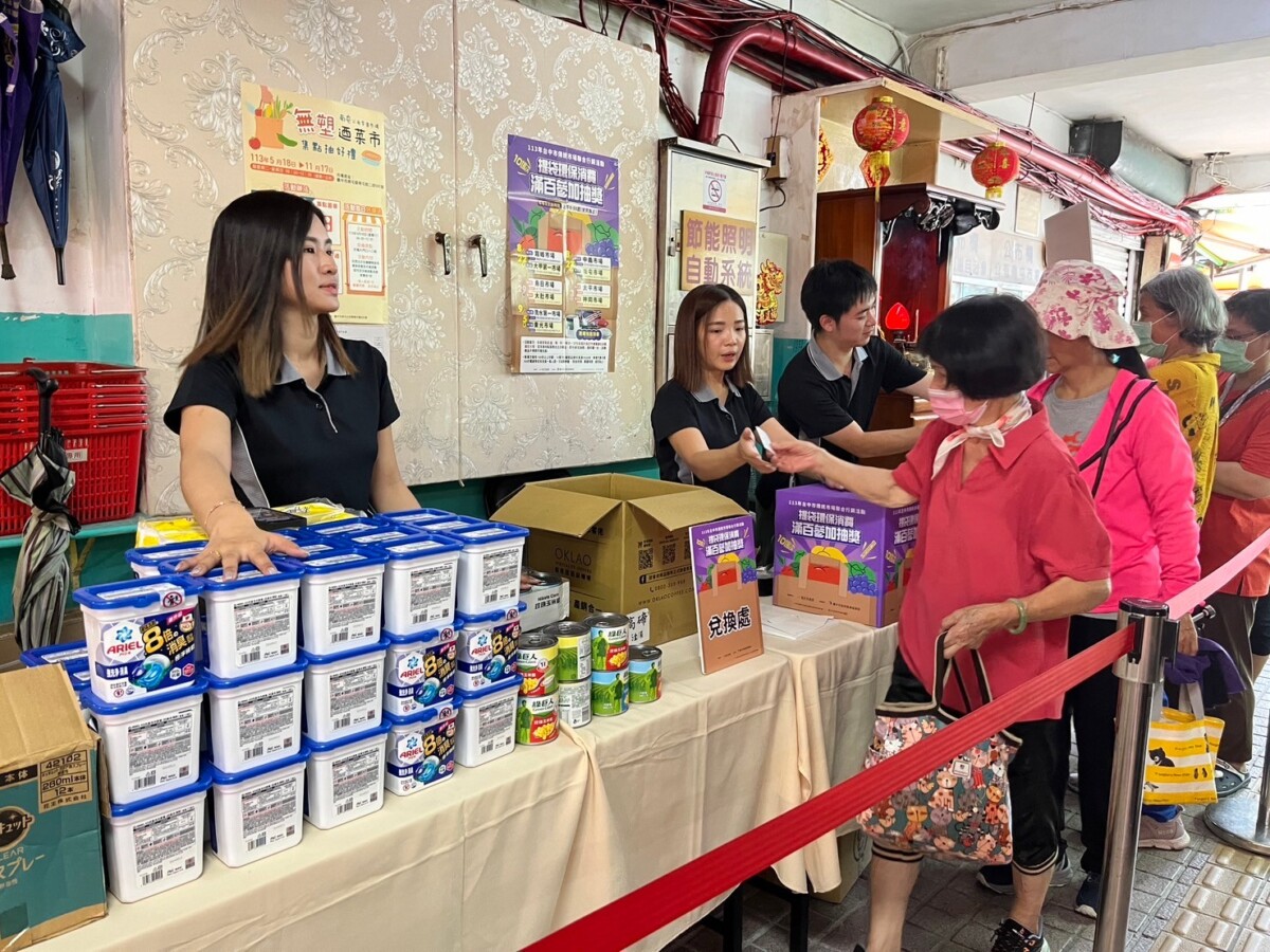 ▲台中傳統市場聯合活動，達成指定任務參加抽獎。（記者廖美雅翻攝資料照片）