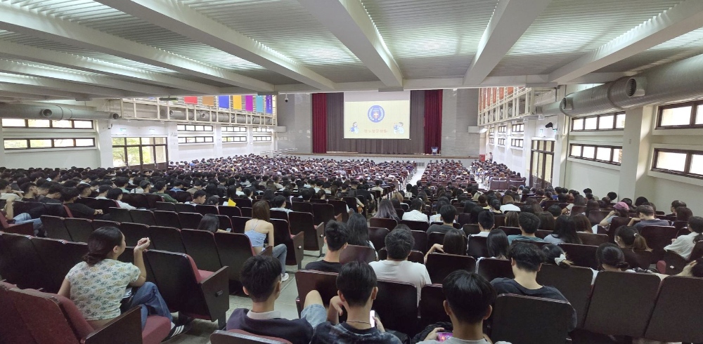 中原大學舉辦「2025新生體驗營」 設計學院原住民專班展現全人關懷與教育初心 1 ▲9月1-3日舉行「2025新生體驗營」,全校新生齊聚信智樓,專心參與課程與活動。(圖/原專班提供)