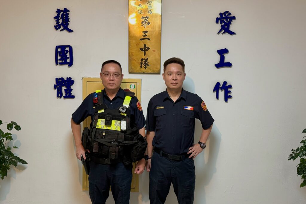 即時救援  北市雙胞胎警化身救護員  路檢點急救中暑男子