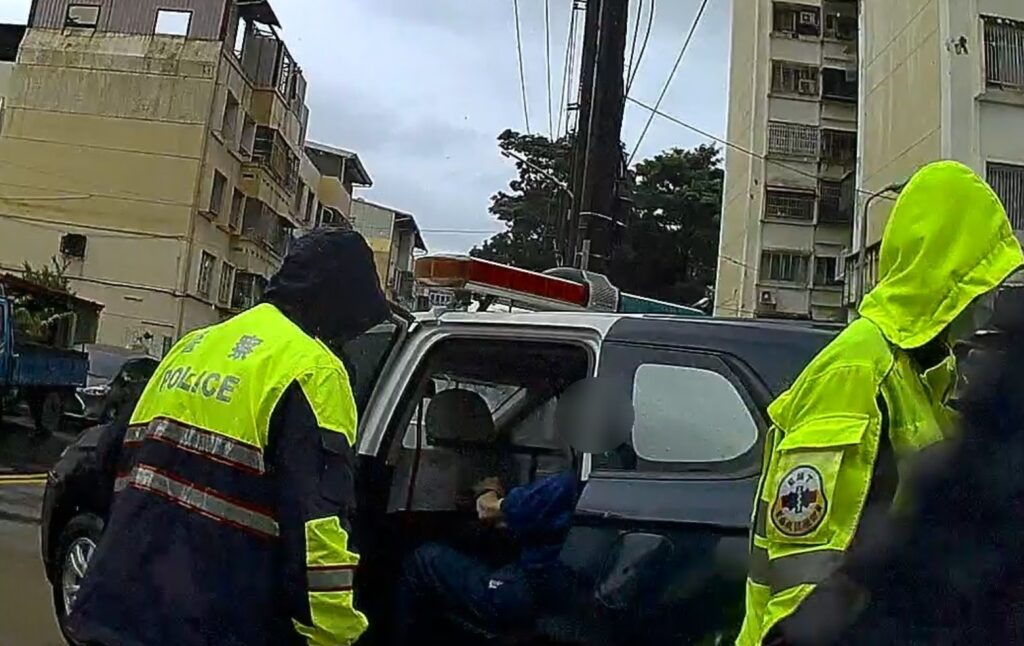 百歲人瑞雨天外出跌倒 健康警鼎力協助其就醫