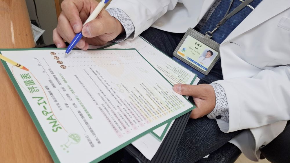 過動兒非「調皮搗蛋」 早療重拾自信找到舞台 3 《圖說》黃國洋醫師呼籲,ADHD兒童即早就醫,能克服學習困難,展現獨特才能與潛力。〈臺北醫院提供〉