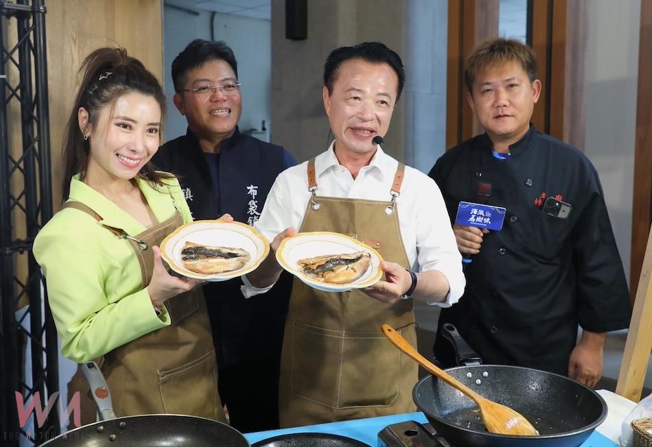 嘉義縣長翁章梁、布袋鎮長蔡瑋傑及歌手陳怡婷隨後在總鋪師林茂欽帶領下,挑戰「香煎虱目魚肚」,以新鮮食材、簡單調味展現出鮮美風味。(圖/記者陳惲朋攝)