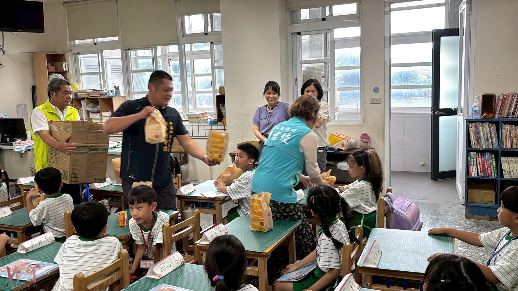 (有影片)/伸東國小熱鬧迎新 氣球表演點亮新學期 學生笑聲洋溢校園 - https://www.watchmedia01.com