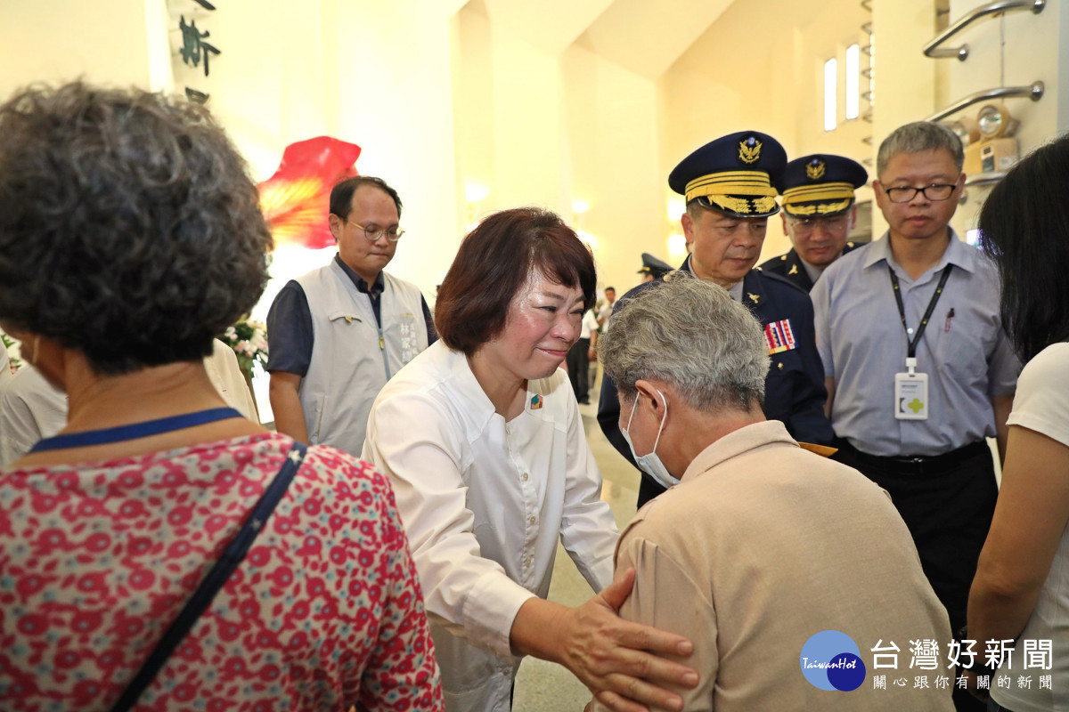嘉義市今天舉行114年秋祭國殤祭典，市長黃敏惠致贈慰問金撫慰遺屬／嘉義市府提供