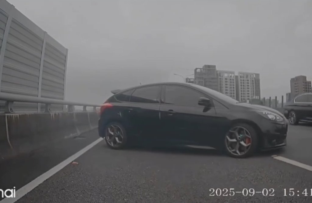 高速驚魂！台中74快速道路黑色轎車急煞甩尾驚險避禍