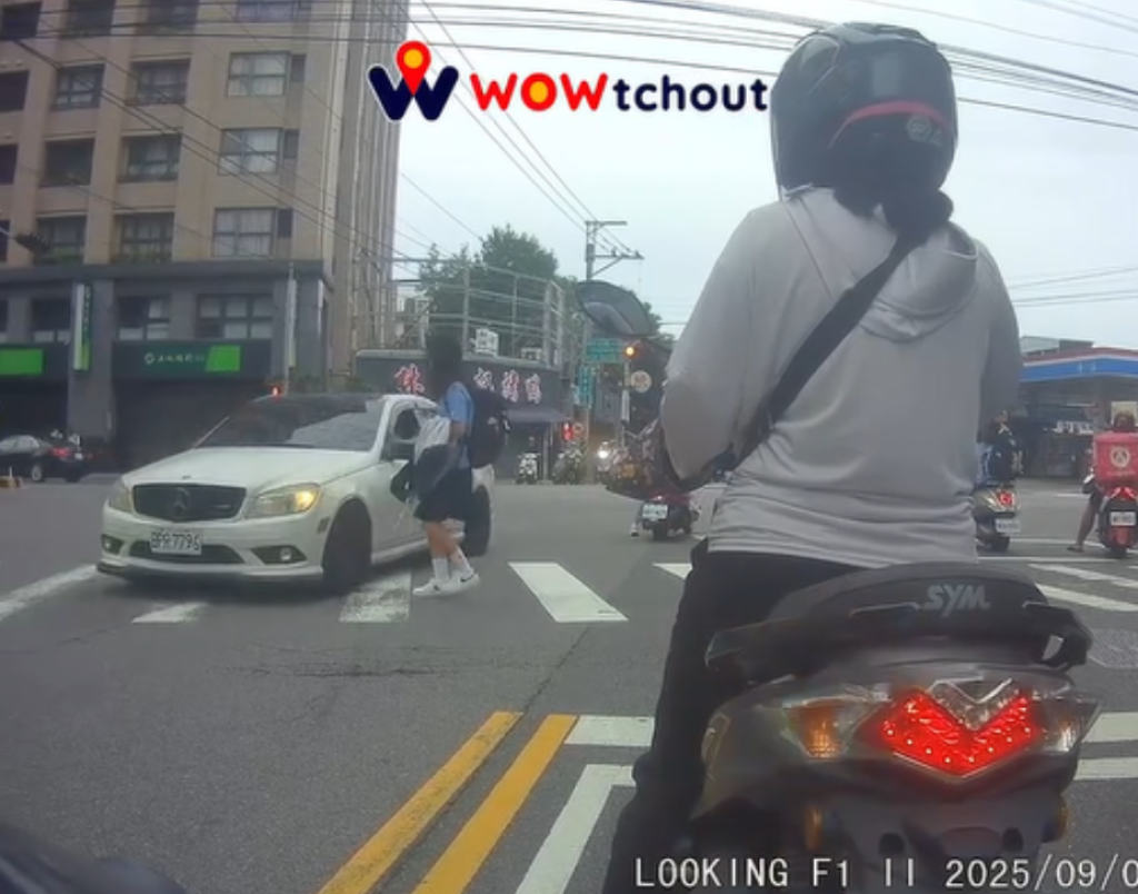 女學生過馬路差點「被收掉」!台中烏日賓士車無視行人惹眾怒