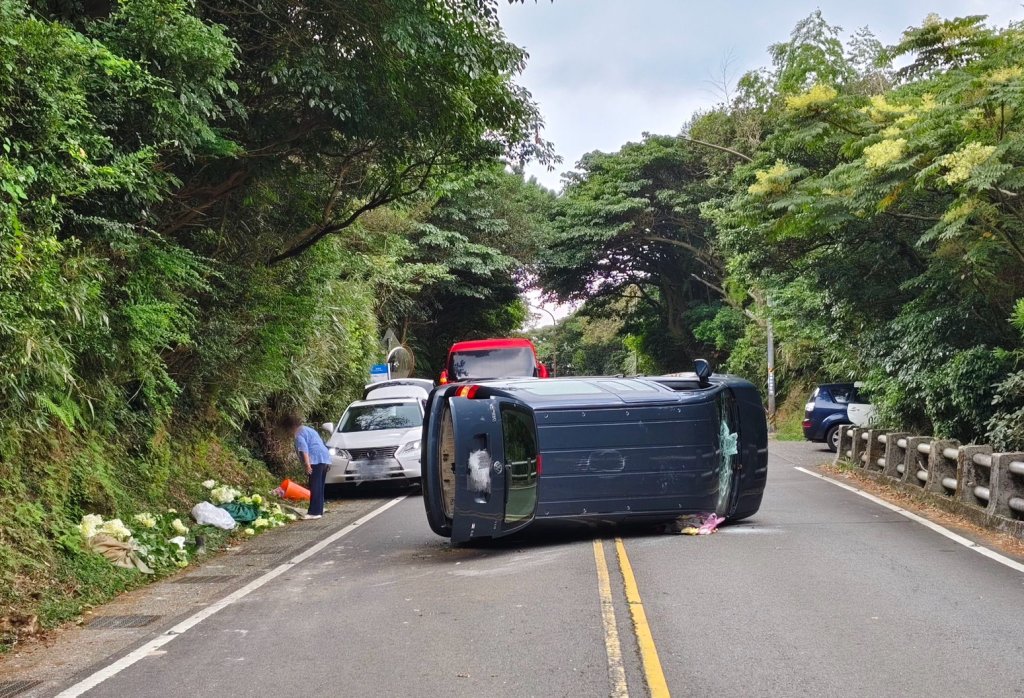 北投竹子湖路驚險事故 自小客車側翻2人送醫