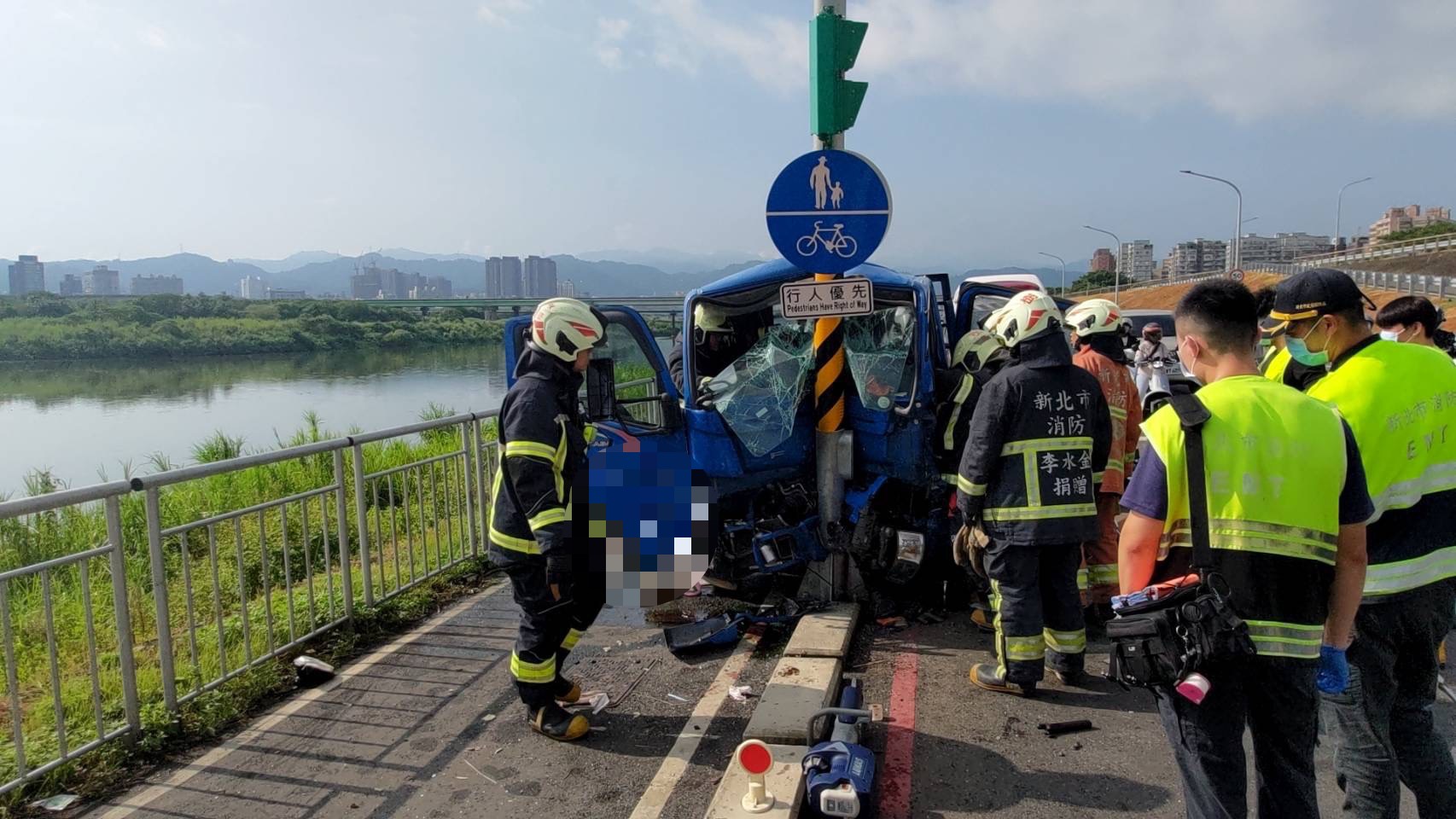 蔡男駕駛小貨車沿著21號越堤道往三重方向行駛,行經14K+900處時車輛突然失控右偏,直直撞上號誌桿。