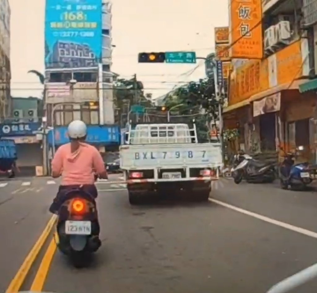 女移工逆向、闖燈、蛇行狂飆-因自摔棄車遭警辣椒水壓制