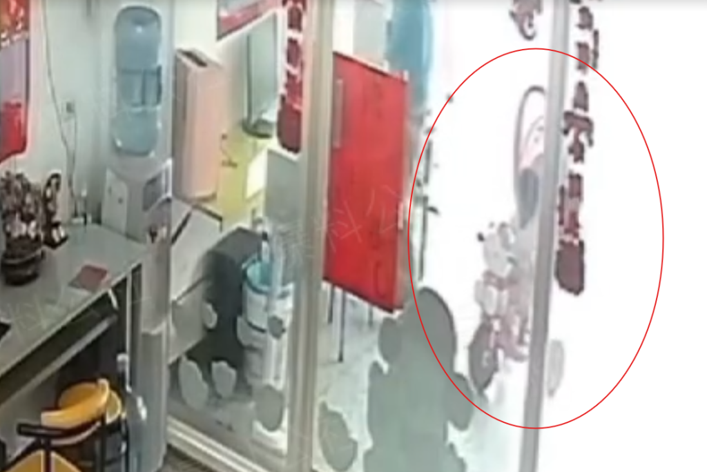 顧簽樂透!-嬰兒車滑向馬路險釀悲劇　彩券行老闆急衝店外救人