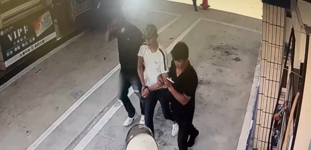 真的很敢!-男加油站販毒-遭埋伏警人贓俱獲-起出大批毒品
