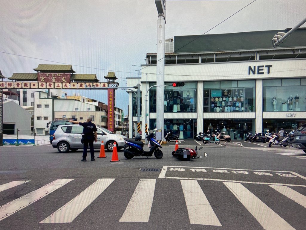 有片/台南文賢路機車闖燈碰撞!女騎士慘遭擊落 男子恐重罰5400元