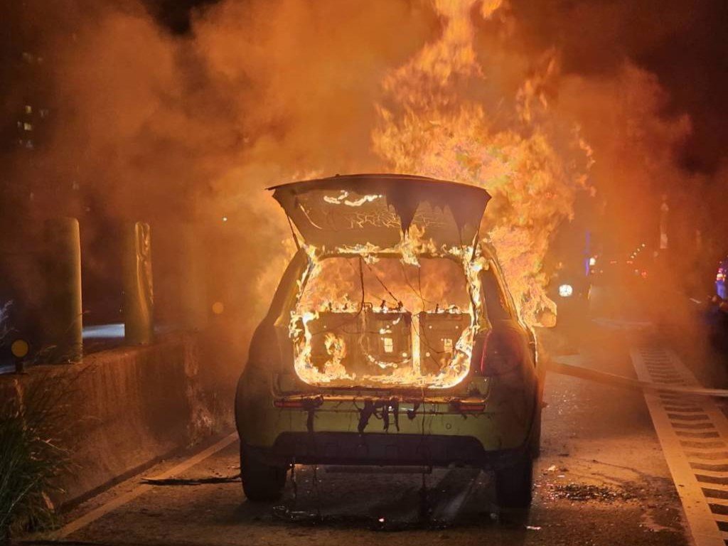 已經停售!「這牌」休旅車中和環快路中冒煙 車主才停車逃生就燒成火球
