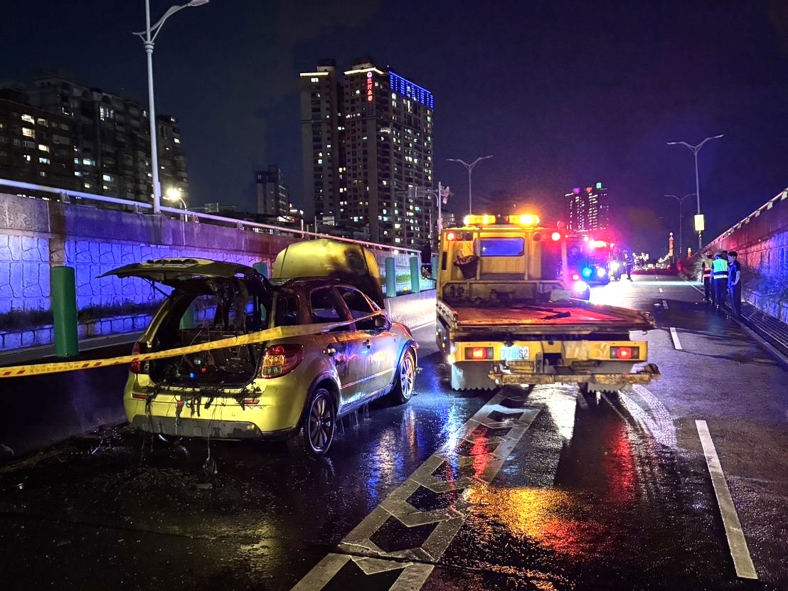 新北市中和區新北環河快速道路,今(3)日傍晚18時許傳出火燒車事故。
