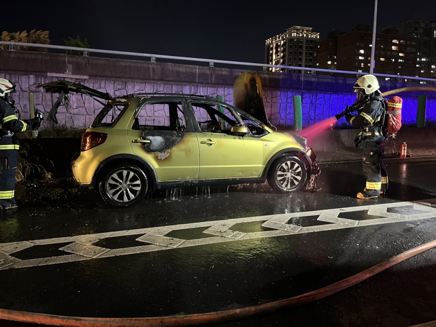 新北市中和區新北環河快速道路,今(3)日傍晚18時許傳出火燒車事故。
