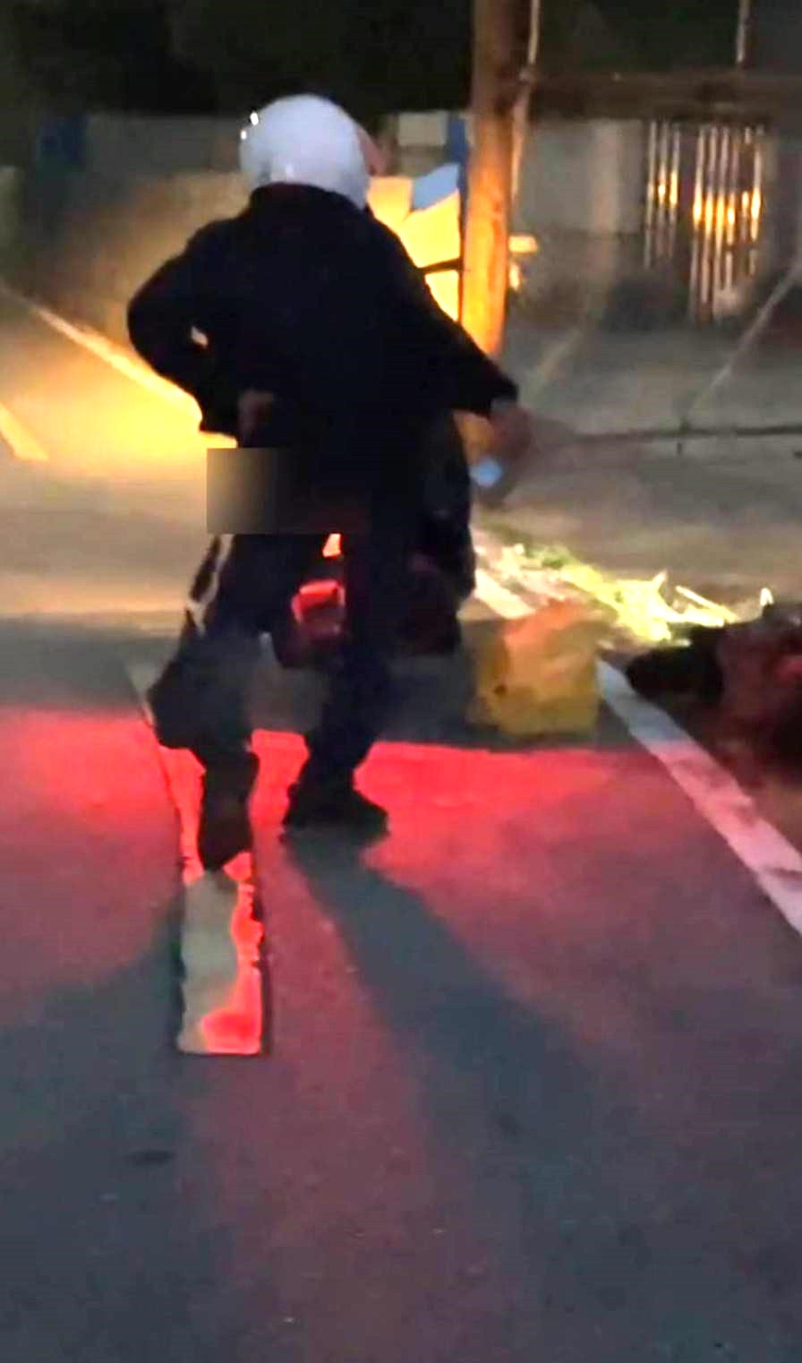 因金項鍊斷裂,鄭男並未得逞,便轉而搶走被害人的證件,騎車逃離現場。