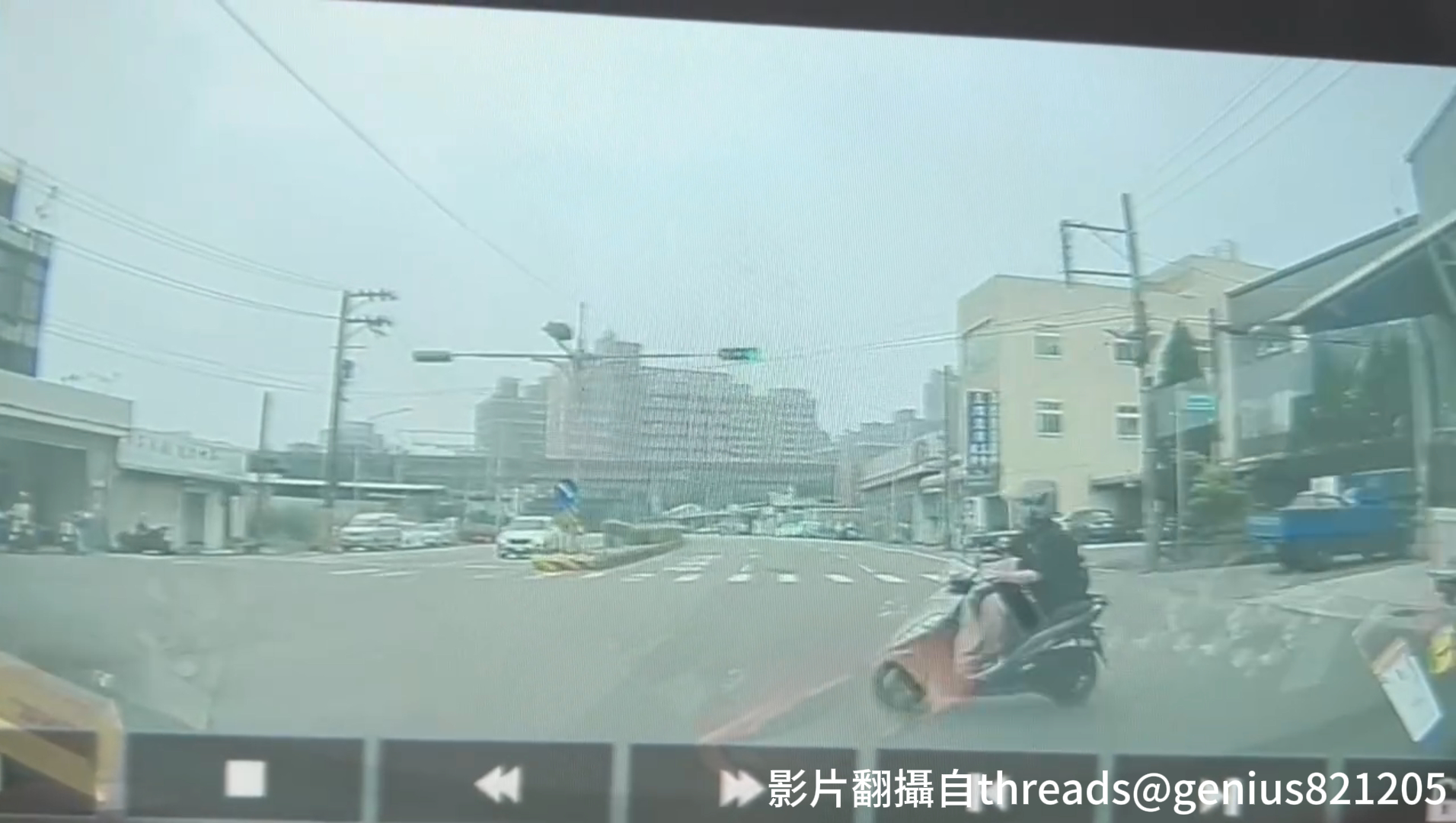邱姓男大生騎機車直接橫越路口，自劉男右前方突然竄出。