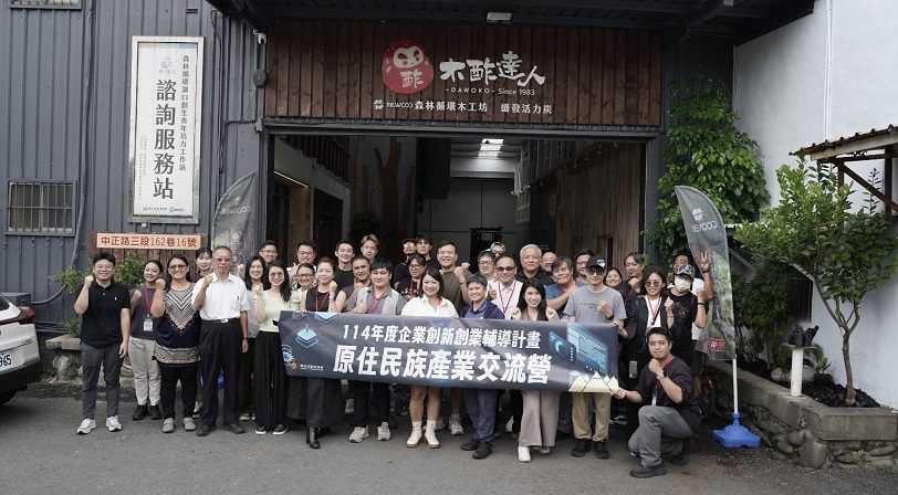 可能是 8 個人和文字的圖像